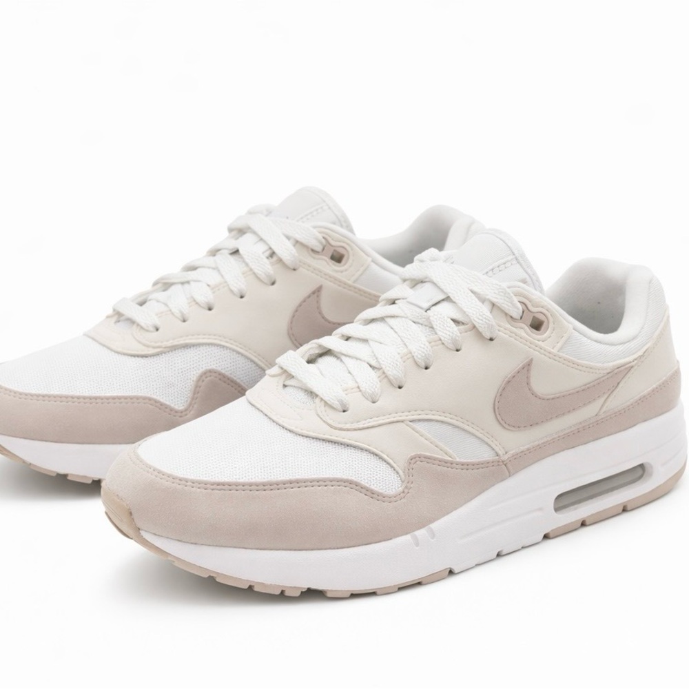Nike Air Max 1' 87
Women's shoes, size 9.5 .